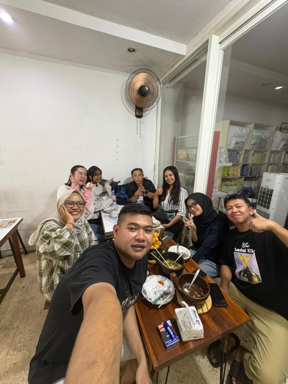 Pelanggan makan bersama di Kedai Kayoe Bakar