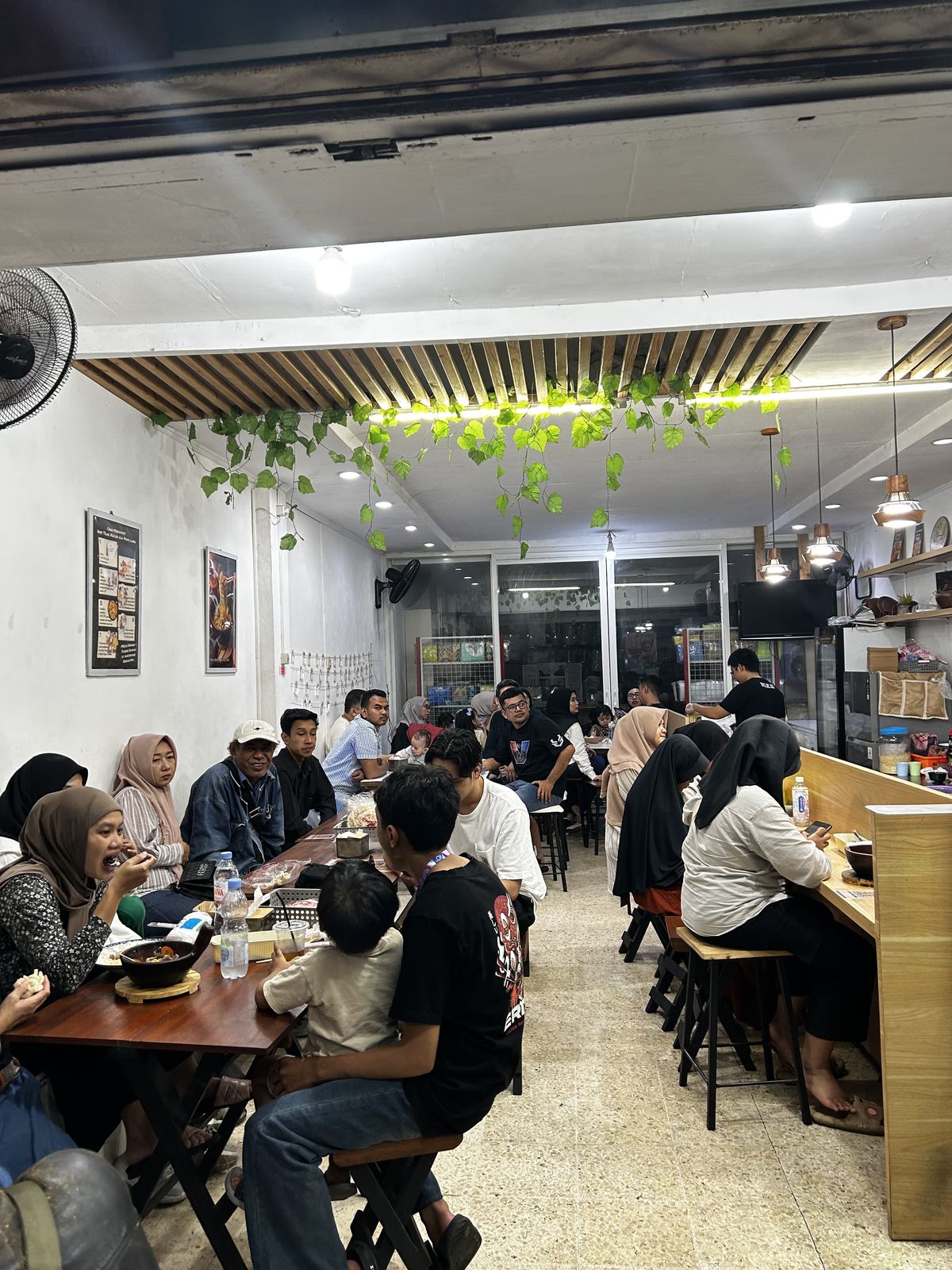 Suasana Kedai Kayoe Bakar saat ramai pengunjung